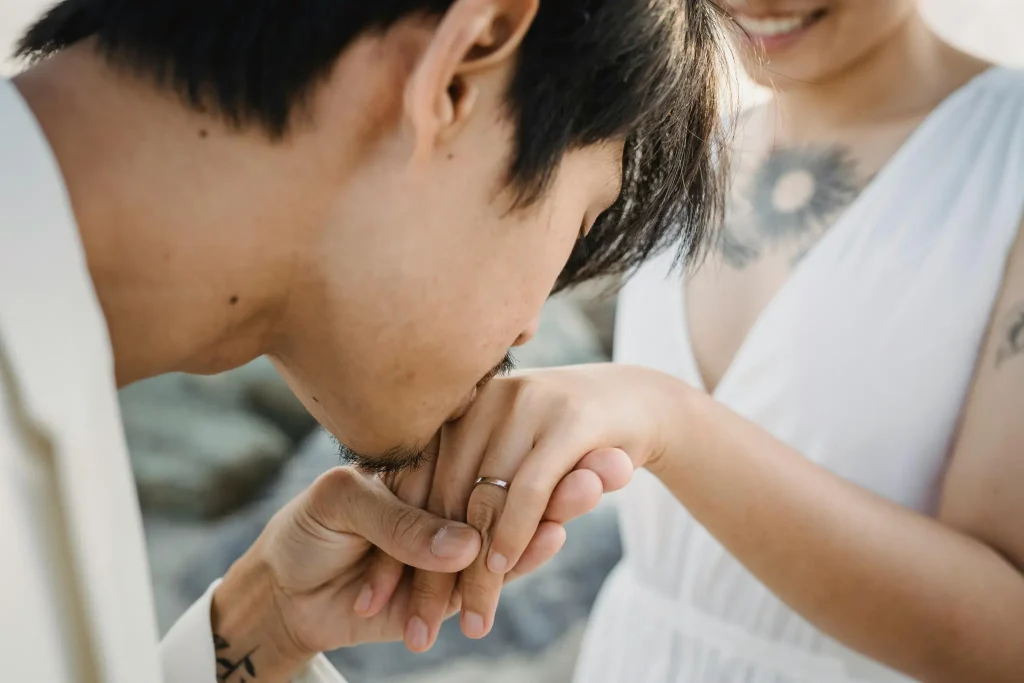 Hochzeitsfotograf Mallorca Bräutigam küsst Hand mit ring