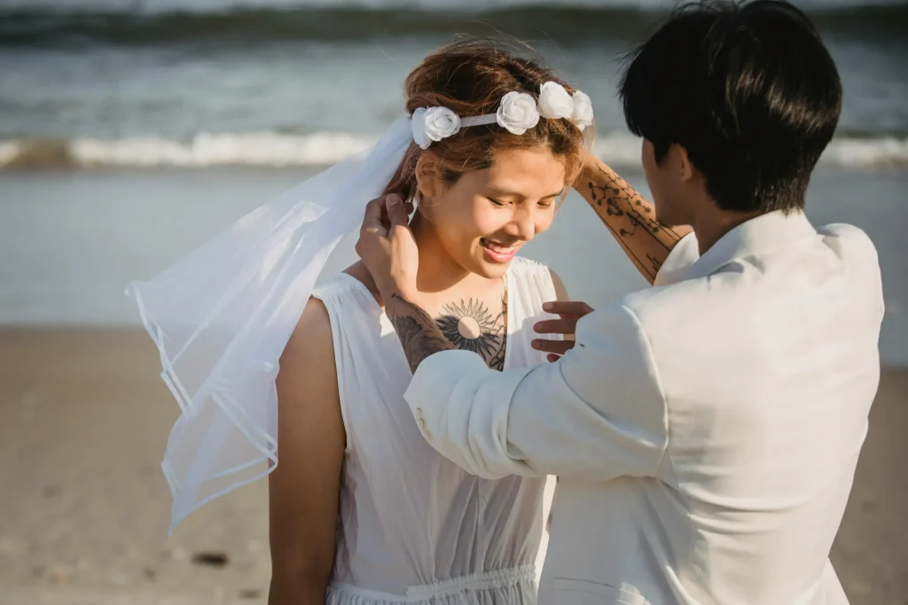 Hochzeitsfotograf Mallorca Bräutigam richtet Schleier