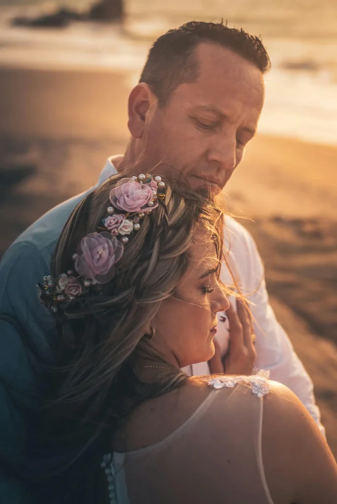 Hochzeitsfotograf Mallorca Bräutigam schaut Braut an
