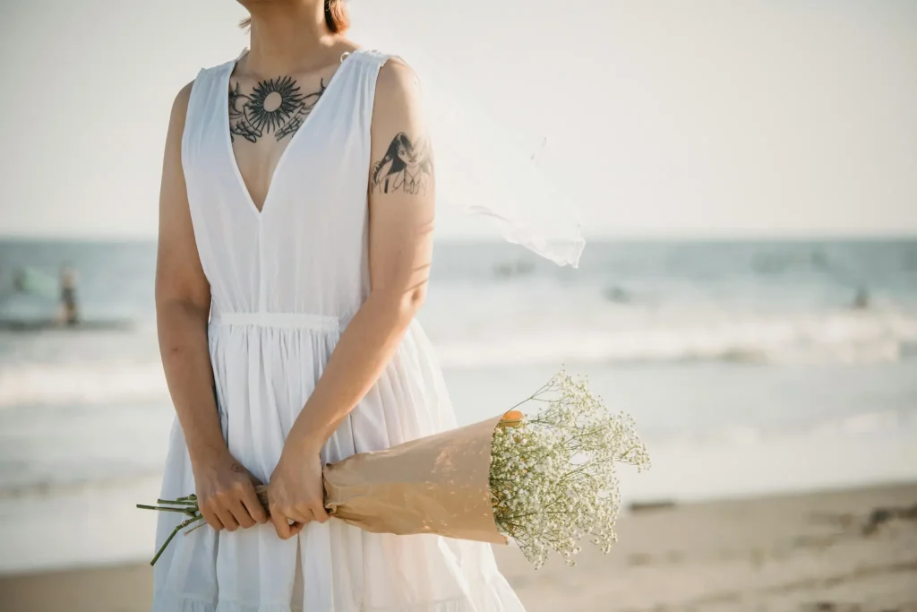 Hochzeitsfotograf Mallorca Braut mit Blume