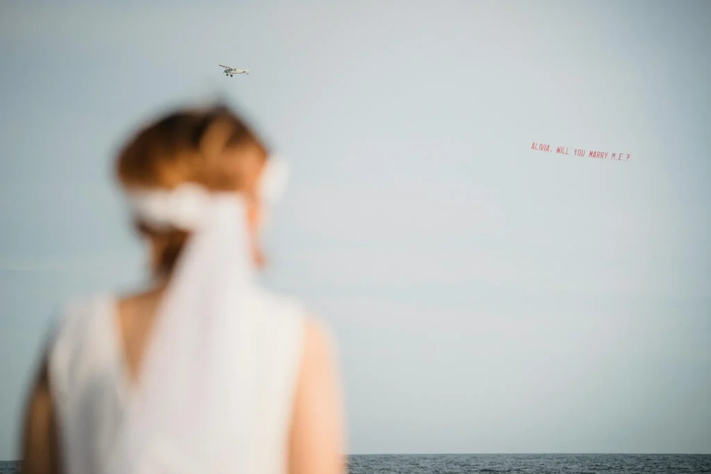 Hochzeitsfotograf Mallorca Braut schaut im Himmel zum Flugzeug