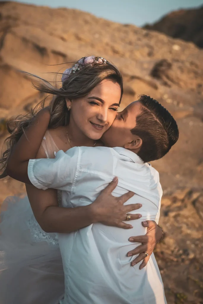Hochzeitsfotograf Mallorca Braut umarmt Sohn