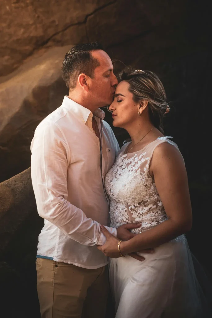 Hochzeitsfotograf Mallorca Brautpaar Küssend zwischen Fels