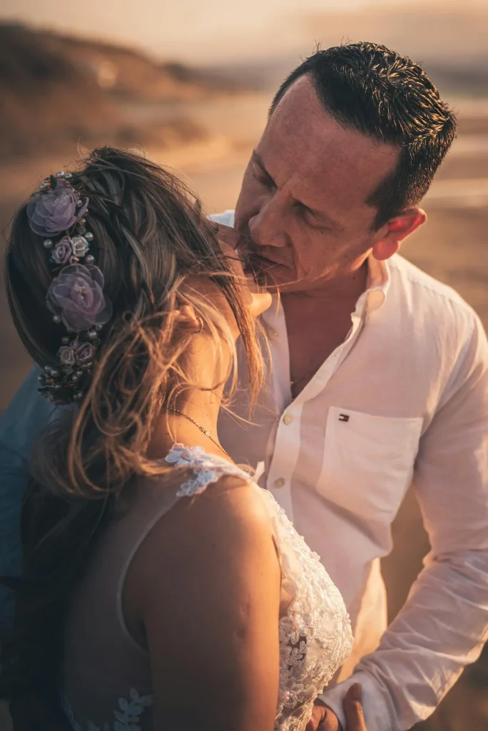 Hochzeitsfotograf Mallorca Brautpaar Küsst sich im Sonnenuntergang