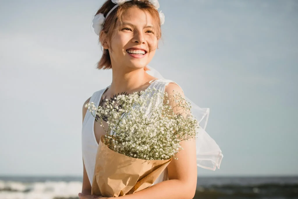 Hochzeitsfotograf Mallorca Brautpaar hält Blumen fest