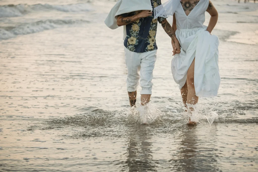 Hochzeitsfotograf Mallorca Brautpaar im Wasser Laufend