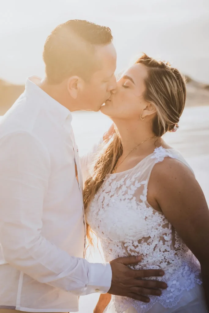 Hochzeitsfotograf Mallorca Brautpaar küssend