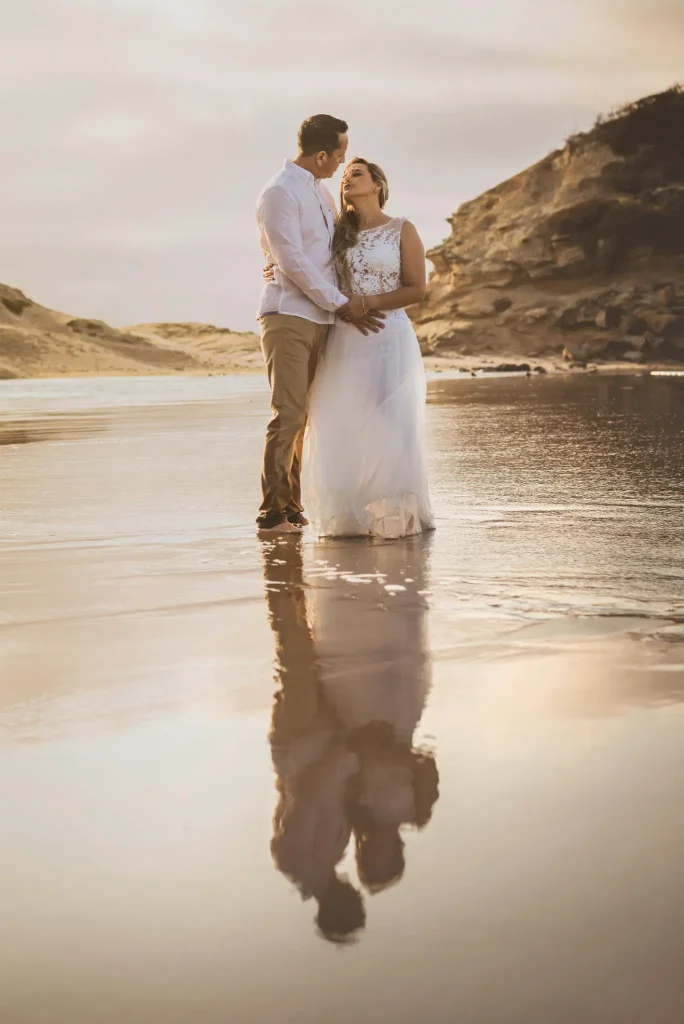 Hochzeitsfotograf Mallorca Brautpaar küssend im Meer