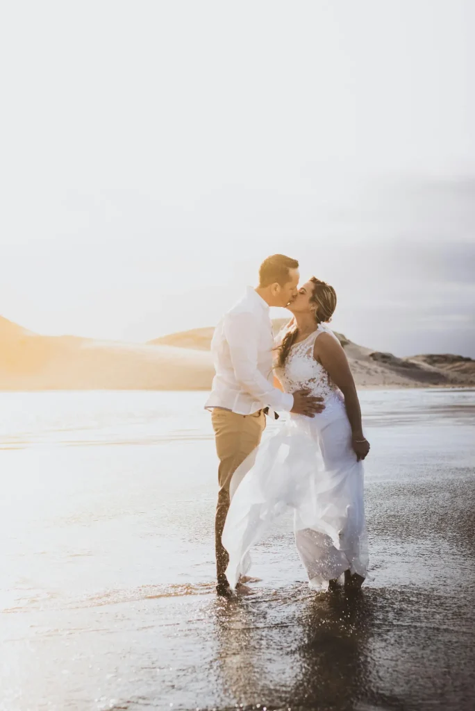 Hochzeitsfotograf Mallorca Brautpaar küsst sich