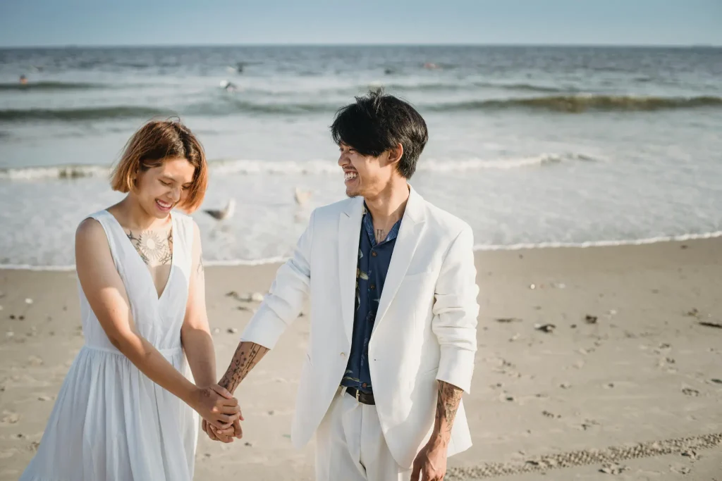 Hochzeitsfotograf Mallorca Brautpaar lachend am Meer