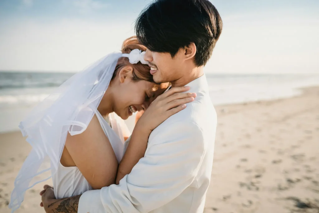 Hochzeitsfotograf Mallorca Brautpaar lachend im Arm