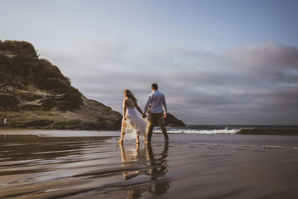 Hochzeitsfotograf Mallorca Brautpaar laufen am Wasser