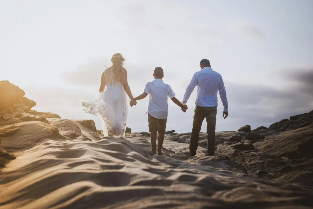 Hochzeitsfotograf Mallorca Brautpaar mit Kind Hand in Hand