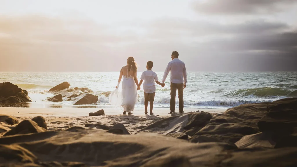 Hochzeitsfotograf Mallorca Brautpaar mit Sohn am Meer