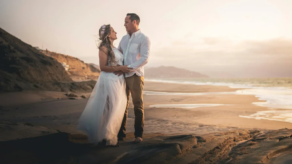 Hochzeitsfotograf Mallorca Brautpaar schaut am Meer im Sonnenuntergang