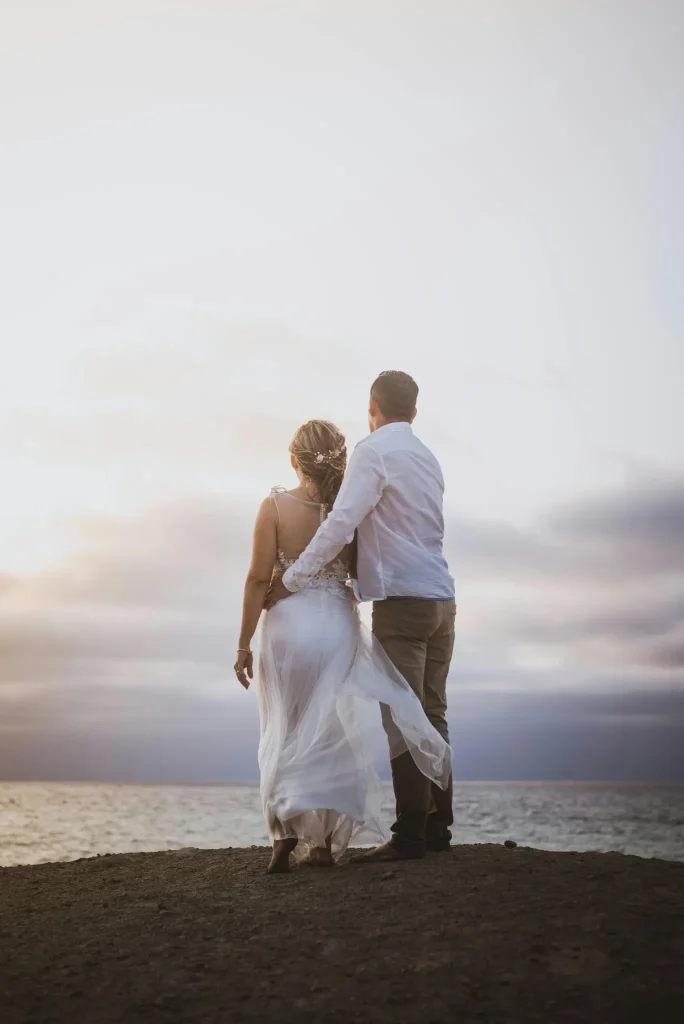 Hochzeitsfotograf Mallorca Brautpaar schaut in die Ferne ins Meer