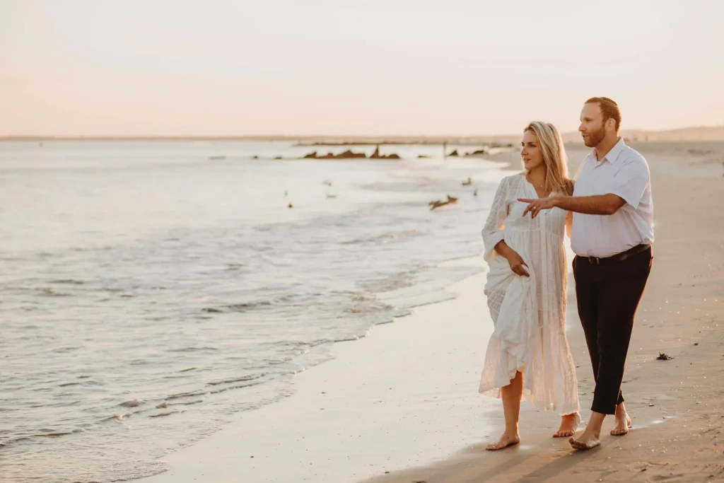 Hochzeitsfotograf Mallorca Brautpaar schaut in die ferne