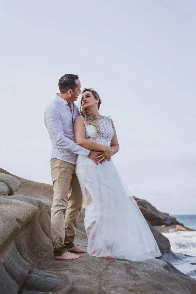 Hochzeitsfotograf Mallorca Brautpaar schaut sich an auf Fels