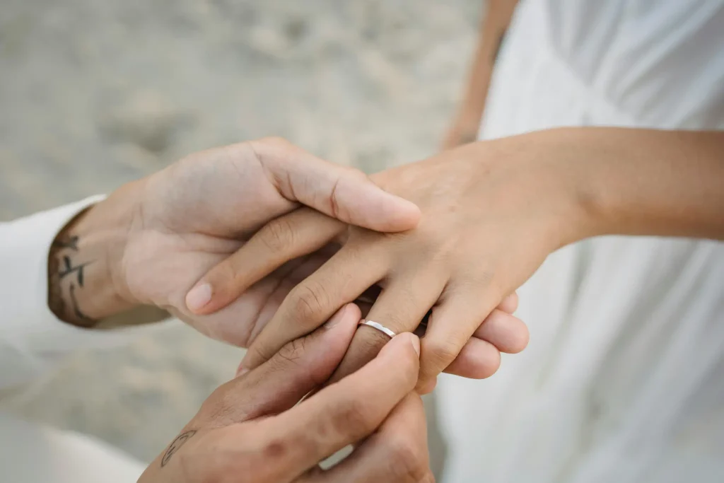 Hochzeitsfotograf Mallorca Brautpaar steck sich Ring an