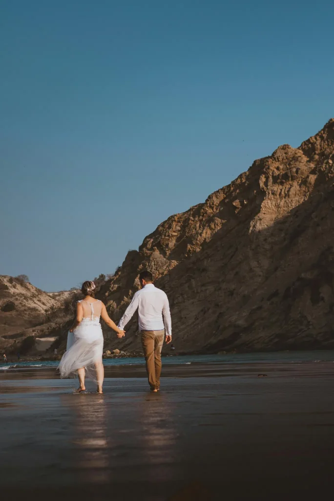 Hochzeitsfotograf Mallorca Brautpaar vor Berge am Meer Hochformat