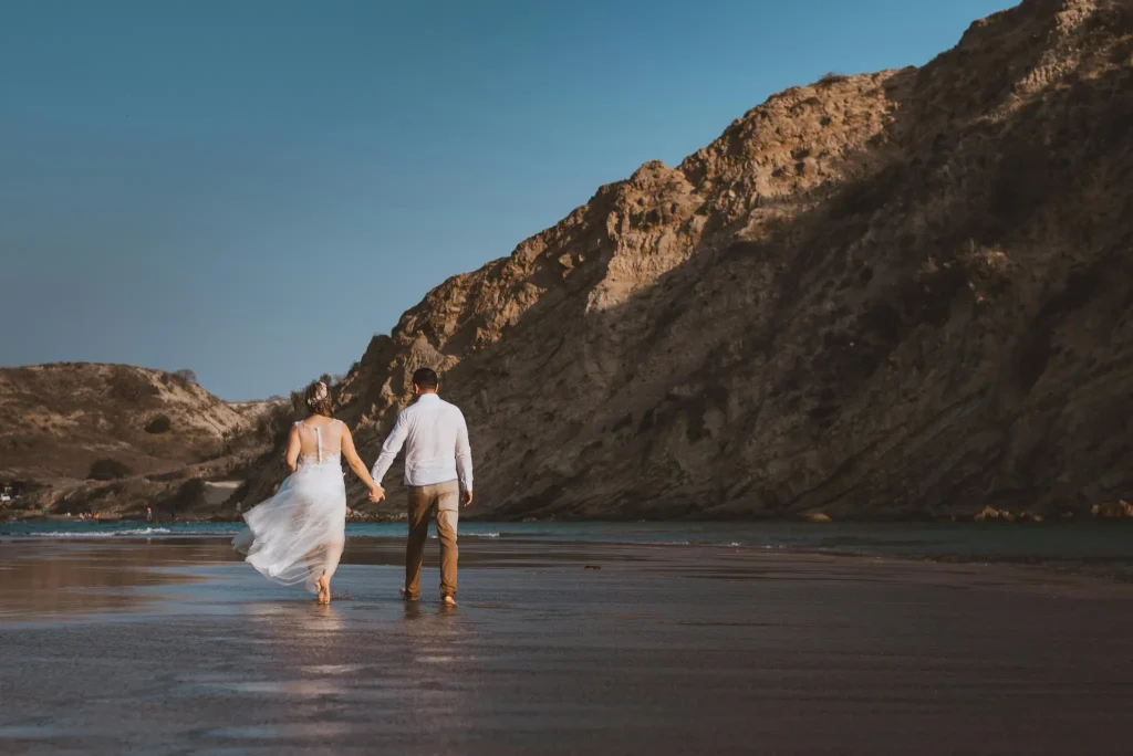 Hochzeitsfotograf Mallorca Brautpaar vor berge am Meer