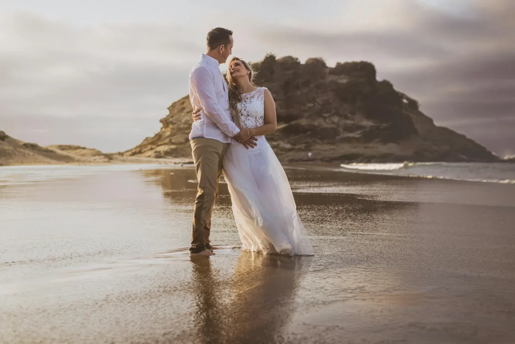 Hochzeitsfotograf Mallorca Brautpaar zuzweit vor Insel im Meer