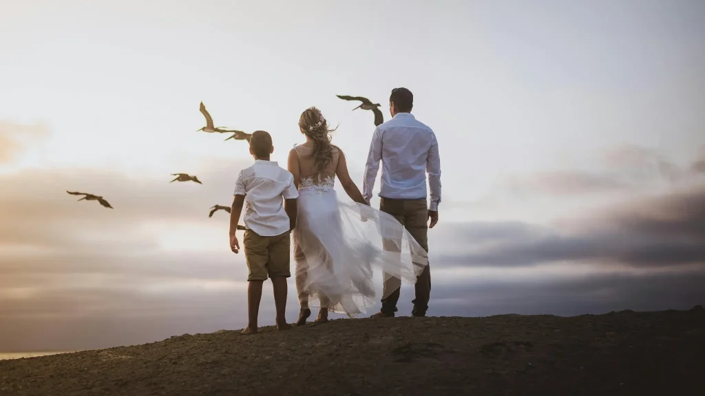 Hochzeitsfotograf Mallorca Famile blick in die Ferne Möven fliegen
