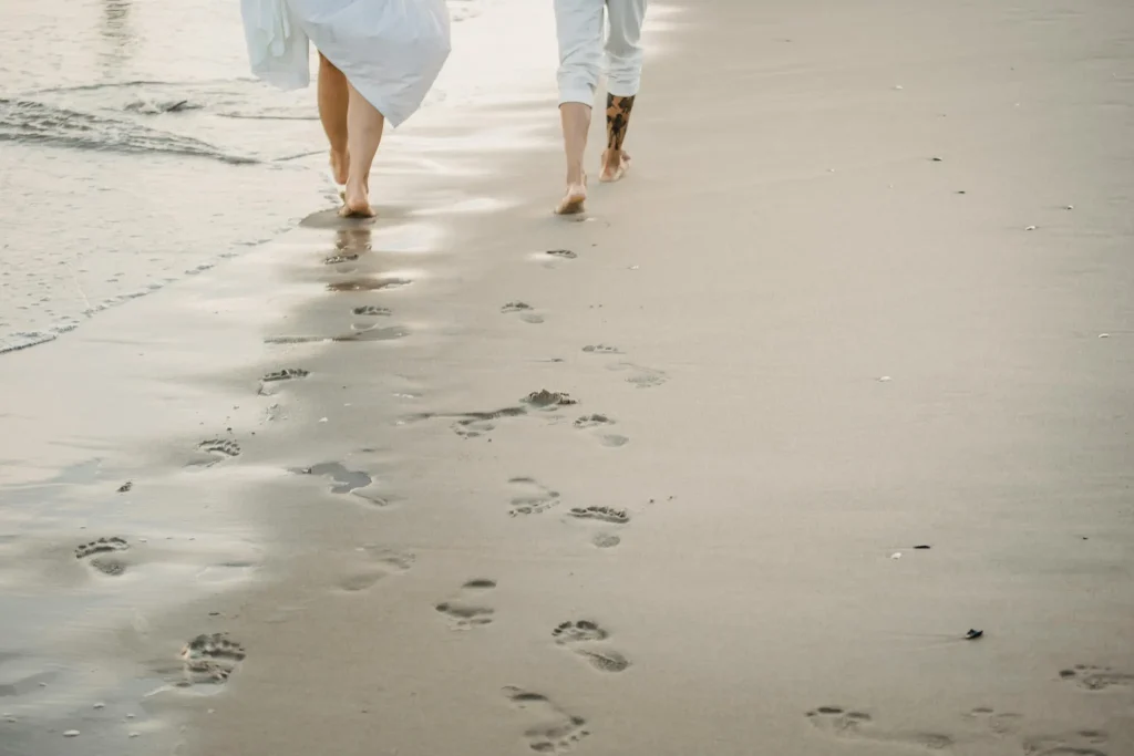Hochzeitsfotograf Mallorca Fußabdrücke am Strand