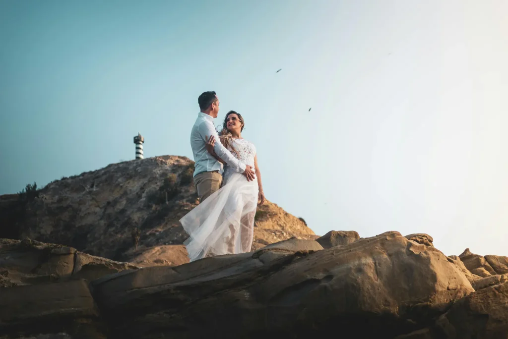 Hochzeitsfotograf Mallorca Paar Schaut sich an vor Leuchtturm