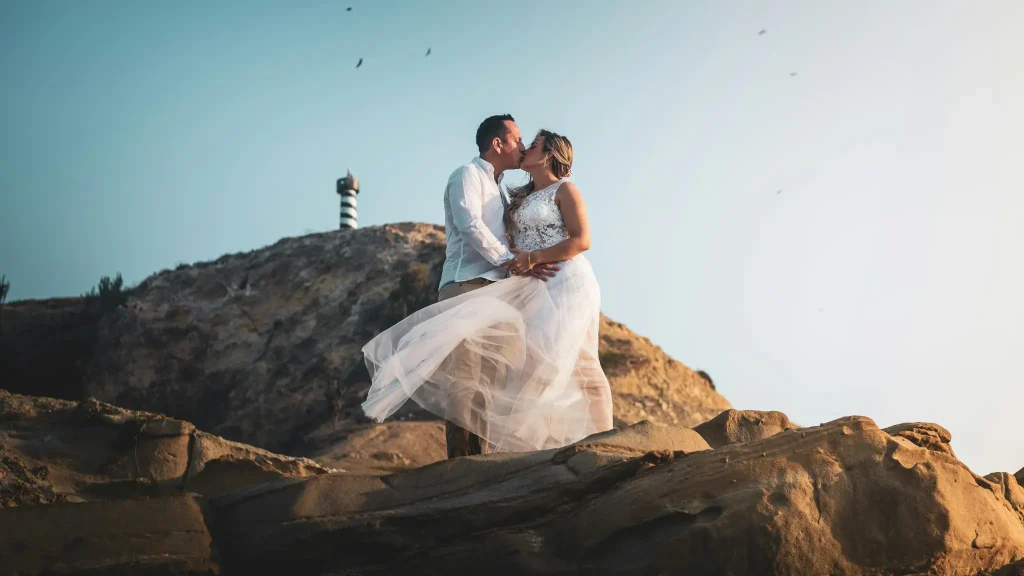 Hochzeitsfotograf Mallorca Paar vor leuchturm