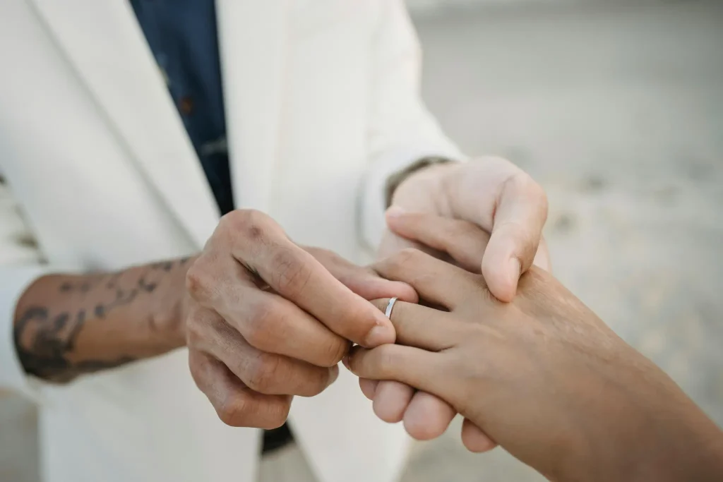 Hochzeitsfotograf Mallorca Ring wird aus sicht der Braut Angesteckt
