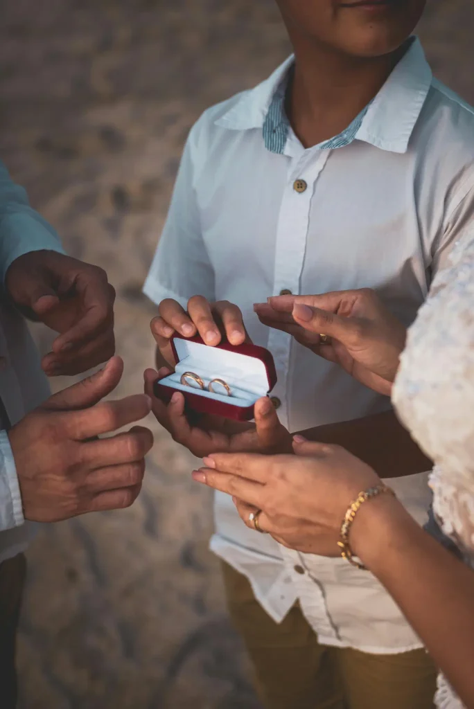 Hochzeitsfotograf Mallorca Sohn öffnet die Ringe