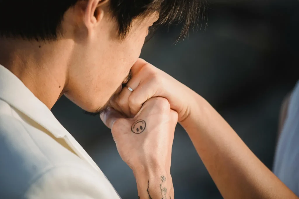Hochzeitsfotograf Mallorca bräutigam küsst hand