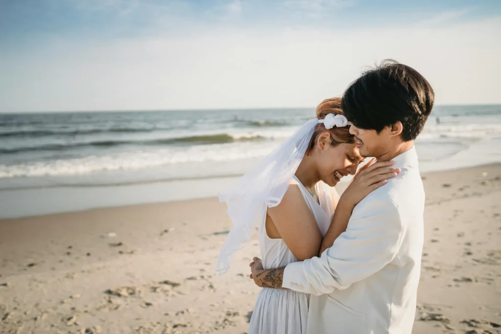 Hochzeitsfotograf Mallorca lachend nach unten