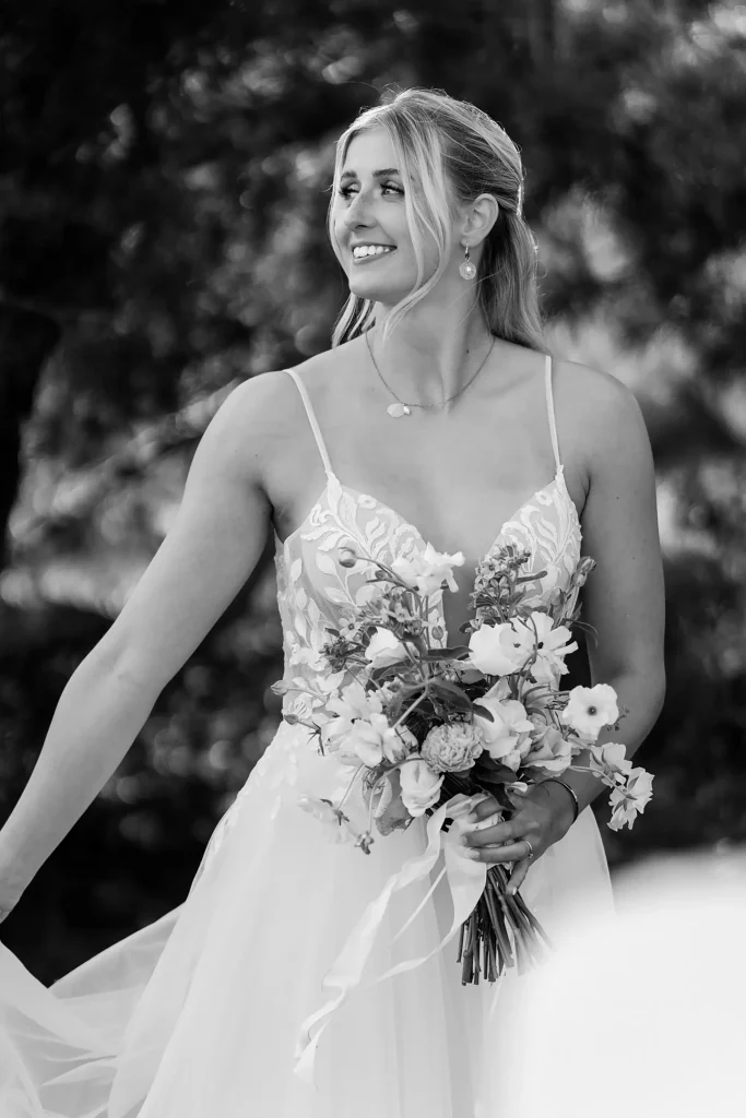 Hochzeitsfotograf Hannover SW Braut mit strauss