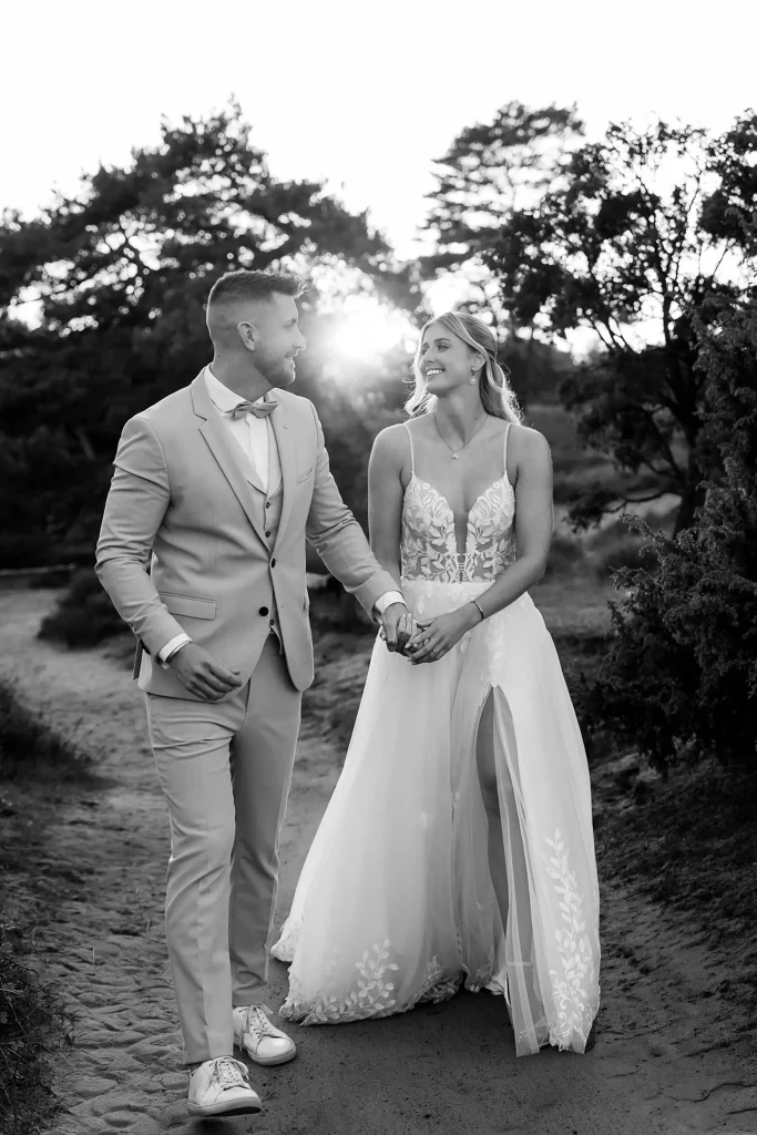 Hochzeitsfotograf Hannover SW Händehaltend am laufen