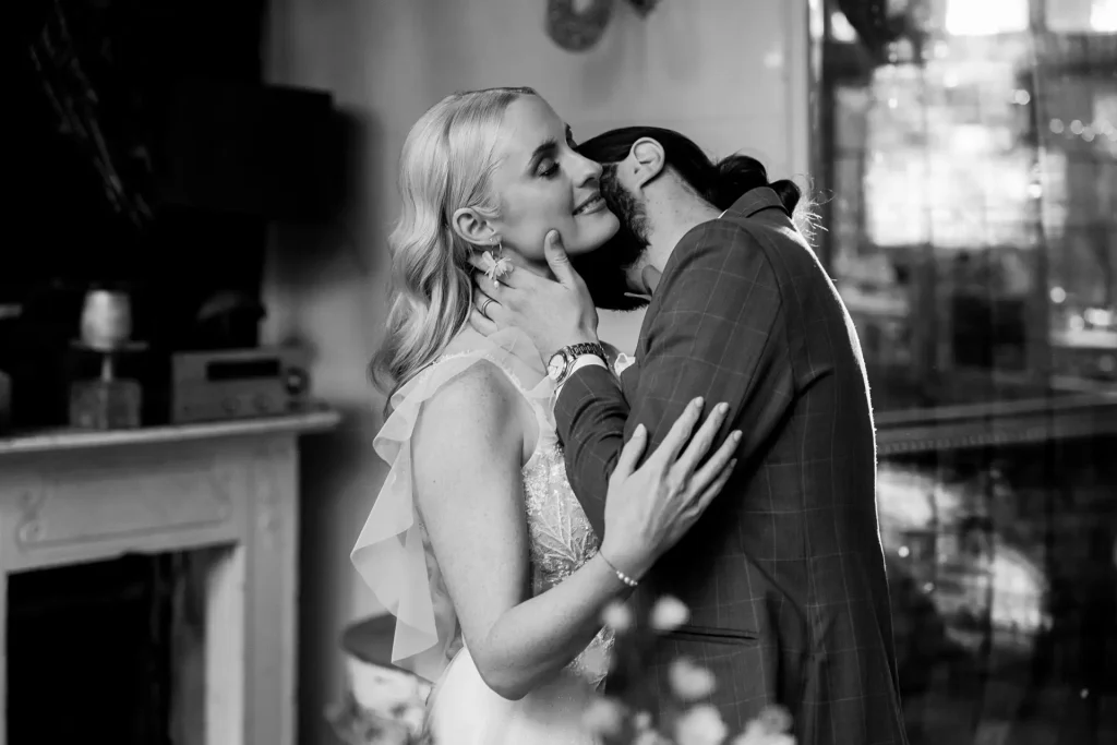 Hochzeitsfotograf Hannover SW Kuss am tisch