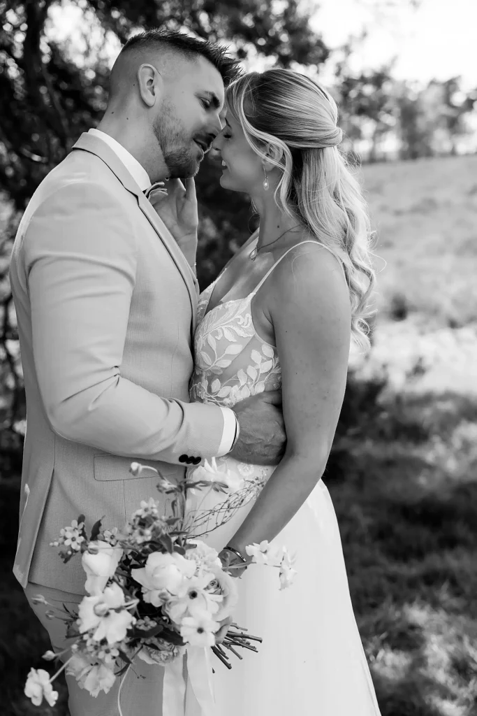 Hochzeitsfotograf Hannover SW Mit straum vorm baum am küssen