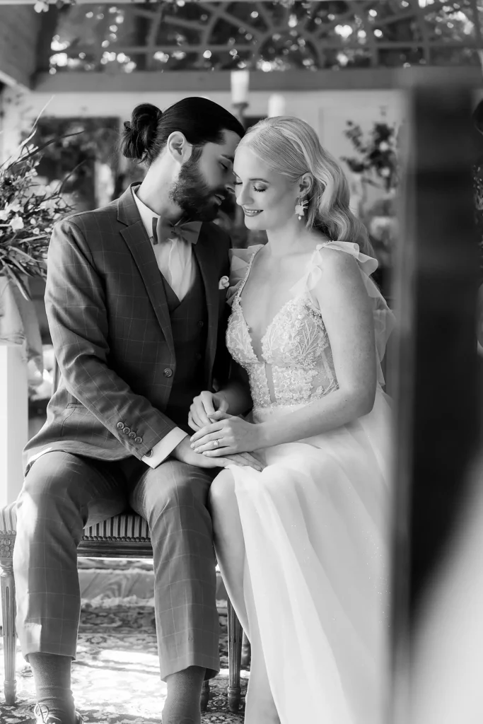 Hochzeitsfotograf Hannover SW Paar sitzen an Trauung