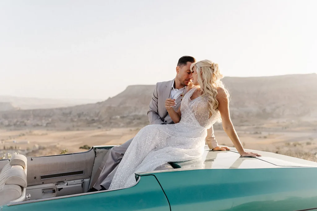 Hochzeitsfotograf Osnabrueck Paar im Auto auf Rückbank