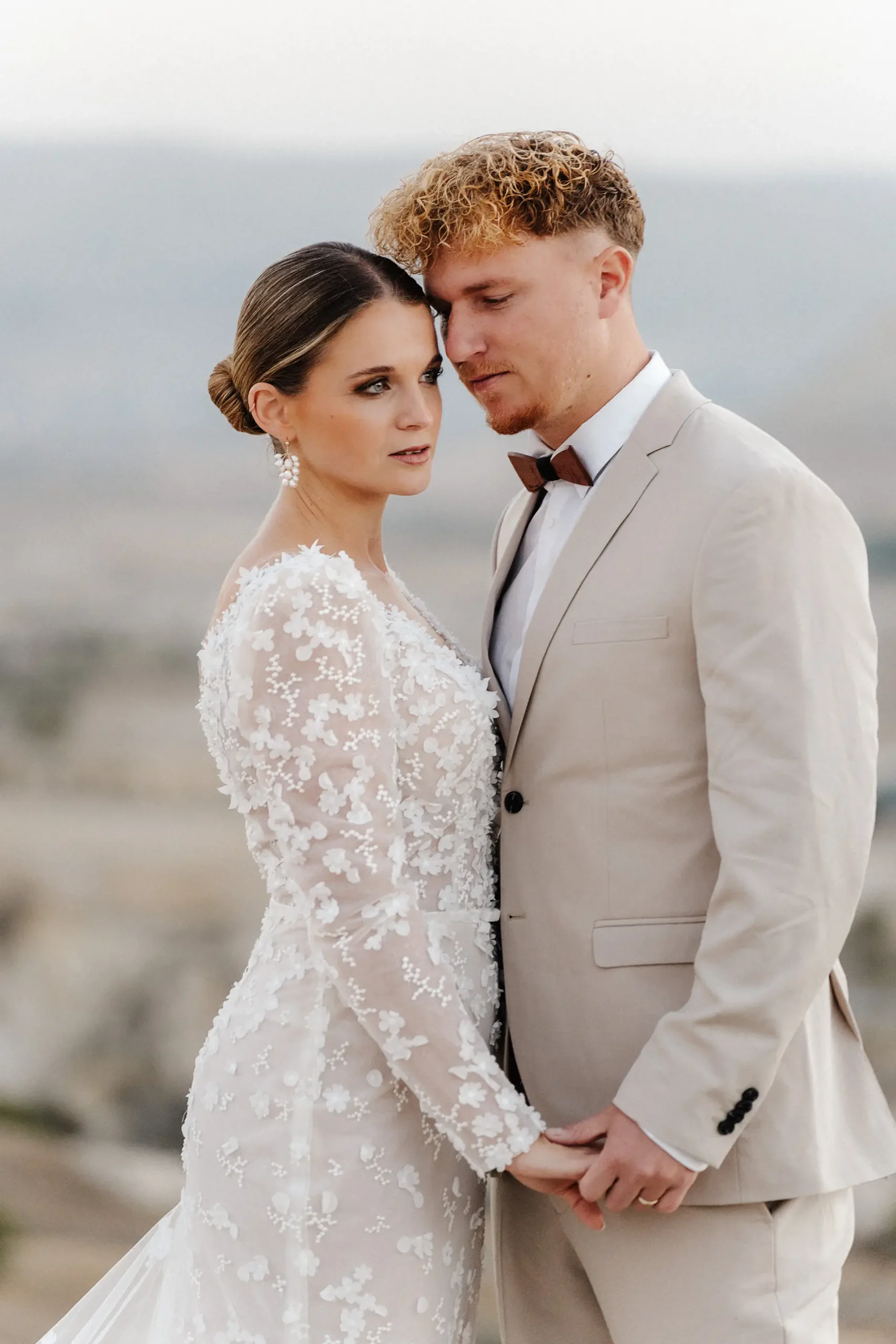 Hochzeitsfotograf Osnabrueck Pärchen schaut verträumt