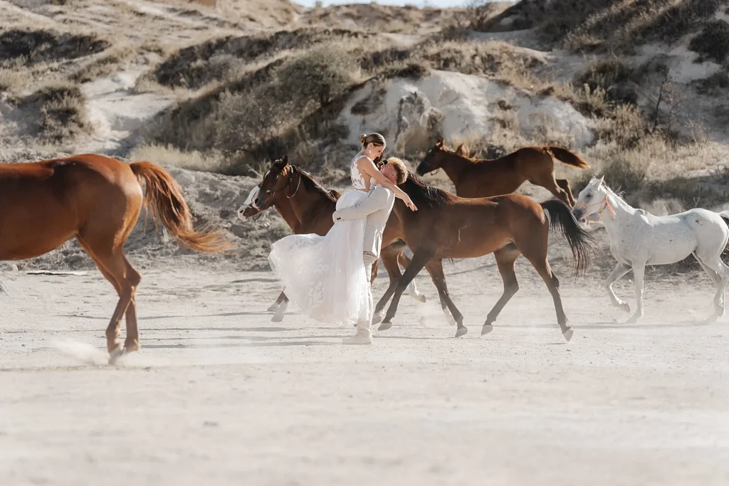 Hochzeitsfotograf Osnabrueck Pferde in Kappadokien mit Brautpaar Hebefigur