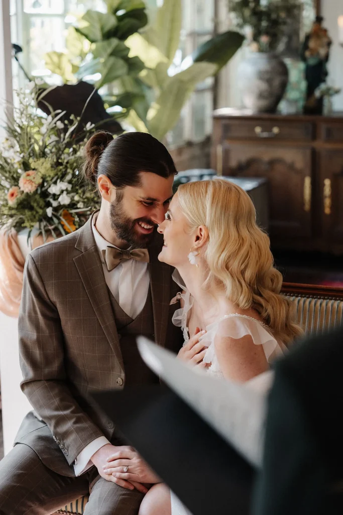 Hochzeitsfotograf Osnabrueck Trauung mit Brautpaar und Rednerin