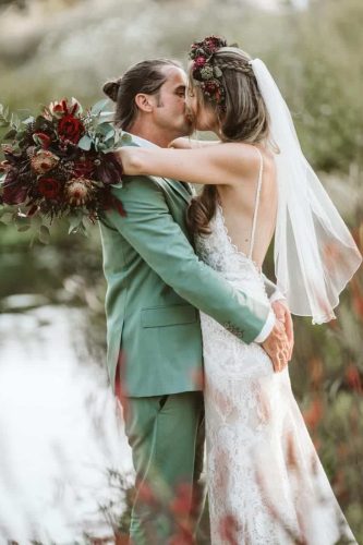 Mona und Daniel küssen sich während ihrer Hochzeit im Freien